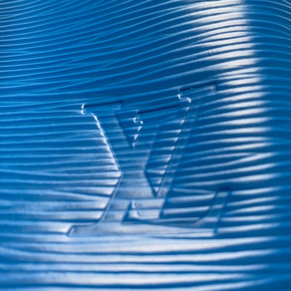 Authentic Louis Vuitton NeoNoe MM Epi Bucket Bag (M55935) - Picture 4 of 16